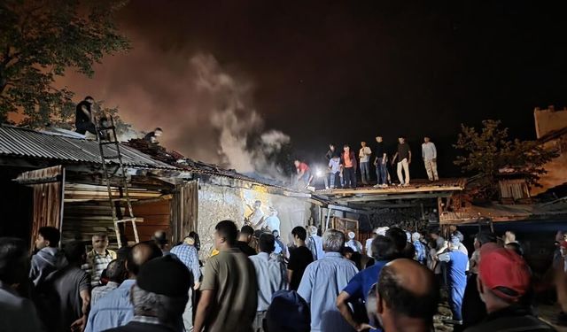 Kütahya'da Korkutan Yangın: Vatandaşlar Ekiplerle Omuz Omuza Müdahale Etti