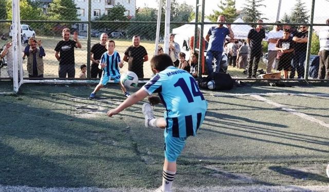 Kütahya’da Mahallede Şenlik Var! Çocuklar Sahaya Çıktı
