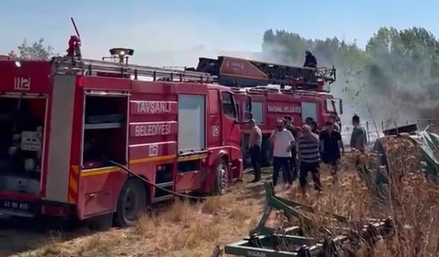 Alevler Bir Anda Sardı! Tavşanlı’da 400 Saman Balyası Yandı