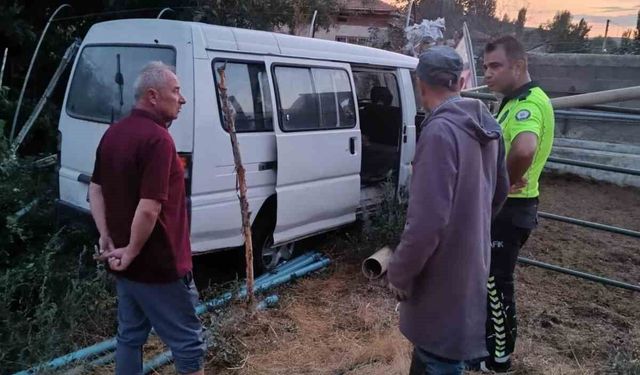 Bahçeden içeri girip alev alan minibüsü ev sahipleri musluk hortumuyla söndürdü