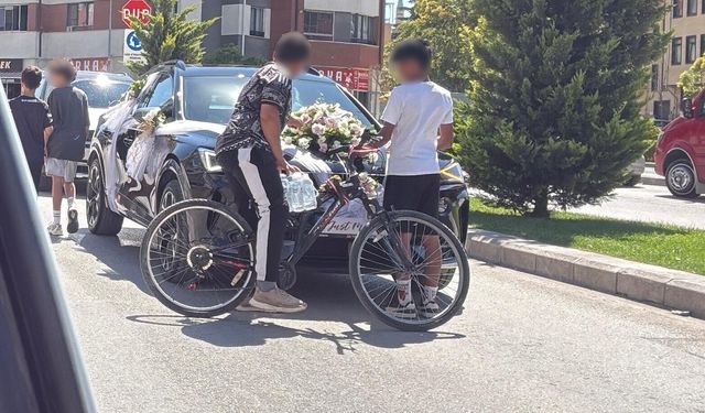 Bahşiş almak için hem kendi canlarını hem de trafiği tehlikeye attılar