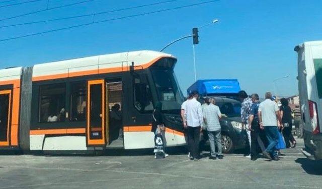 Eskişehir'de tramvay ile araç çarpıştı, seferlerde aksama yaşandı
