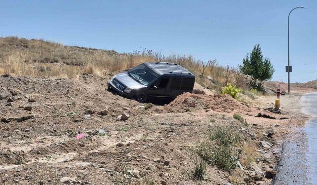 Hafif ticari araç toprak alana savruldu: 2 yaralı