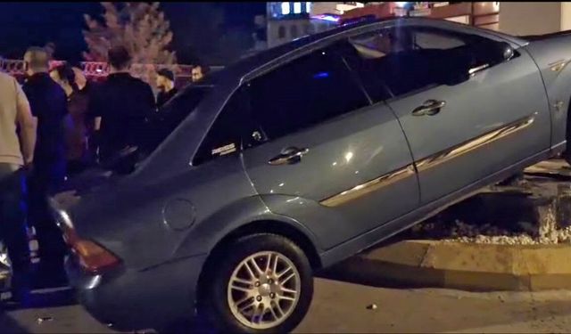 Kütahya’da Otomobil Orta Refüje Çıktı: Sürücü Hastaneye Kaldırıldı