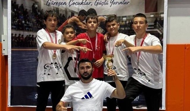 Kütahya’nın Gururu Oldular! Tavşanlılı Güreşçiler Şampiyon