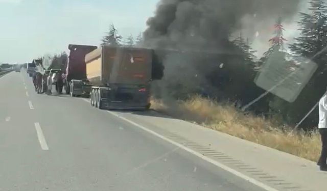 Sivrihisar'da seyir halindeki tırın dorse lastiği tutuştu