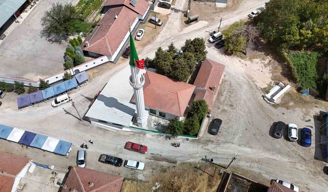 Yıldırım düşmesi sonucu ağır hasar alan cami el birliği için onarıldı, ibadete açıldı