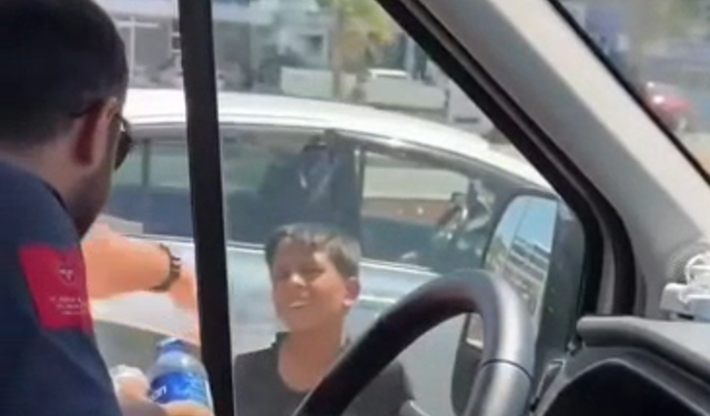 Harçlığını çıkarmak için su satan çocuktan ambulans ekibine duygulandıran jest