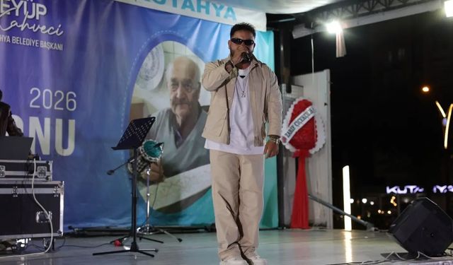 Kütahya'da belediye bahçesinde coşku zirveye çıktı! MCan konserinde vatandaşlar doyasıya eğlendi