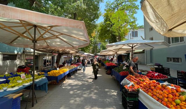 Kütahya pazarına çevre illerden gelenler şaşkına döndü: Sofraların vazgeçilmezinde fiyat 40 TL düştü!