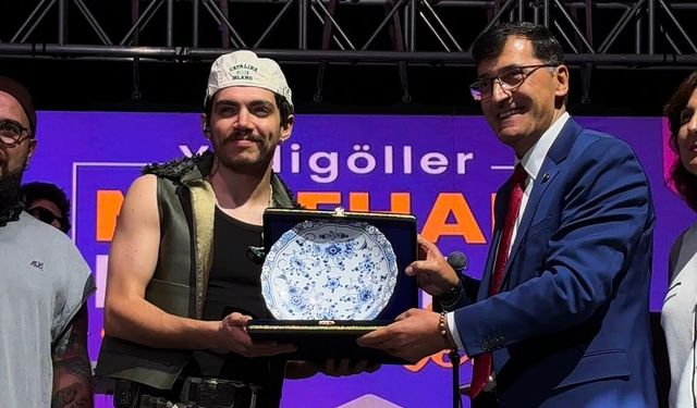 Kütahya'da Mavi Gri, Metehan için sahneye çıktı: Sanatçıların hediyesi açık artırmaya çıkarıldı