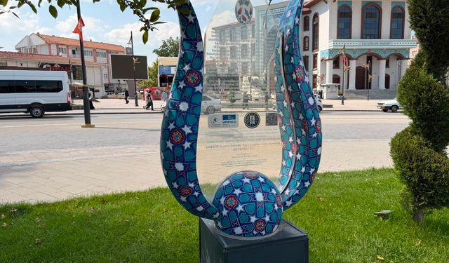 Kütahya'da Çinili Vazo canlılığını koruyor, turistlerin ilgi odağı olmayı sürdürüyor
