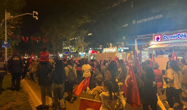 Kütahya’da 30 Ağustos Coşkusu Fener Alayıyla Geceye Taşındı!
