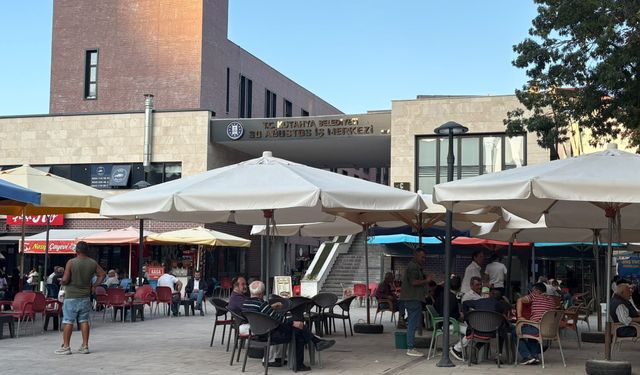 Kütahya’da otopark çilesi: Esnaf “Arabamızı koyacak yer bulamıyoruz” dedi