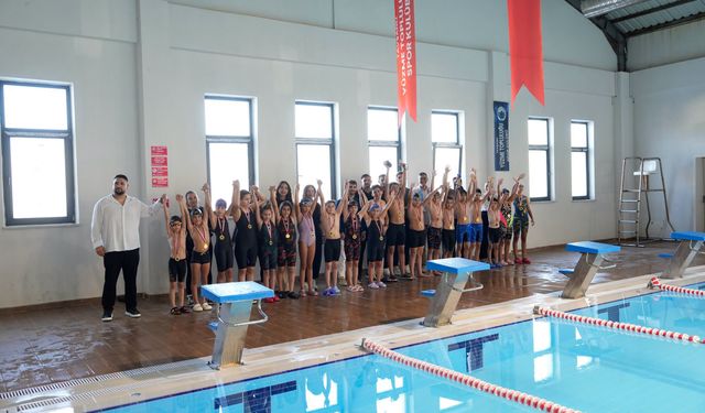 Tavşanlı’da Minik Yüzücüler Sertifikalarına Kavuştu
