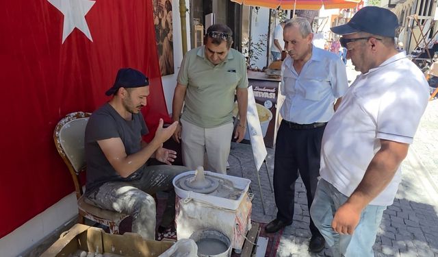 Kütahya'ya gelen turistler Germiyan Sokağı'nda çini sanatını deneyimliyor