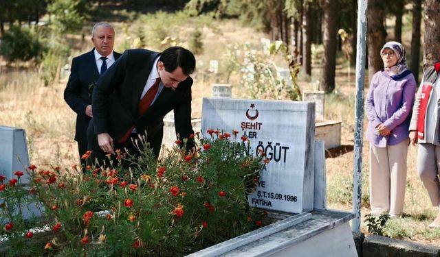 Hisarcık'ta şehit Ayhan Öğüt kabri başında dualarla anıldı