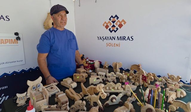 Kütahya'da 25 yıllık tecrübesiyle çocuklara oyuncak üretiyor: ''Ucuz diye Çin mallarına yönelmesinler''