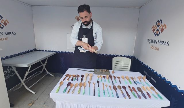 Kütahya'da geleneksel yöntemlerle ürettiği kaşıkları anlattı: ''Tahta kaşık sizin ağzınızı yakmaz''