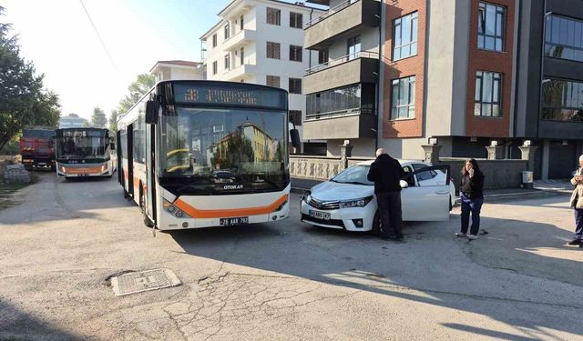 Belediye otobüsü ile otomobil çarpıştı: 2 yaralı