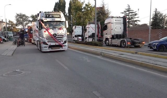 Evlenen yeğenine tır konvoyu sürprizi yaptı