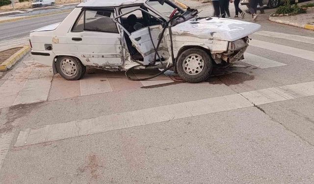 Kamyonetle araçla çarpıştı: 3 yaralı
