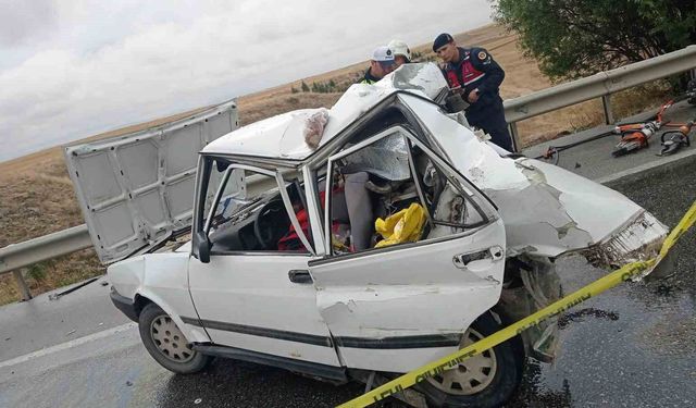 Tır otomobile arkadan çarptı: 2 ölü