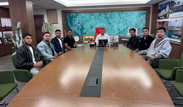 Gediz'de Başkan Akel, askere gidecek gençleri belediyede ağırladı
