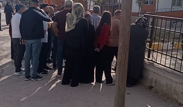 Silahlı öğrenci alarmı: Öğrenciler ve veliler müdahale etti!