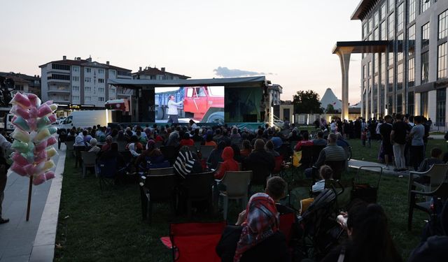 Ücretsiz ikramlar sunulacak: Kütahya'da belediye bahçesinde film etkinliği düzenlenecek