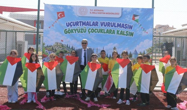 Kütahyalı minik öğrencilerin uçurtmaları Gazzeli çocuklar için gökyüzüne yükseldi