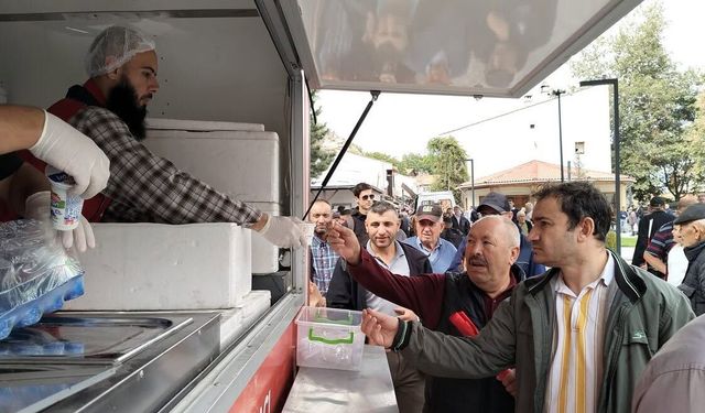 Kütahya Vakıflar Bölge Müdürlüğü'nden vatandaşlara kavurmalı pilav ikramı
