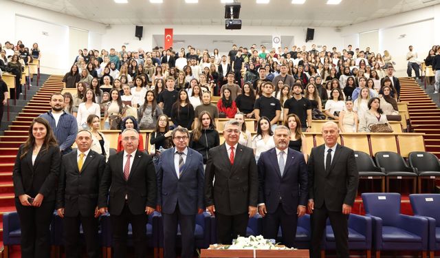 DPÜ Rektörü Kızıltoprak: ''Ülkeye bağlılık ortak gelecek için emek vermektir''