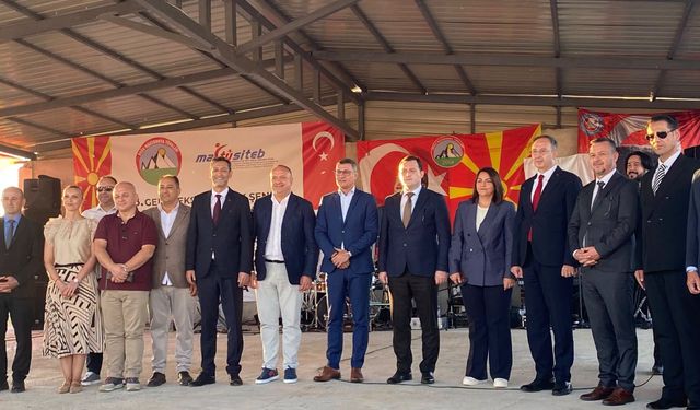 Makedonya'da Yörük Festivali coşkusu: Tavşanlı Belediye Başkanı Derin'e plaket takdim edildi