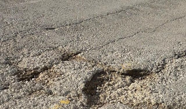 Kütahya Yoncalı’da Çukur Sorunu! Sürücüler Zor Anlar Yaşıyor