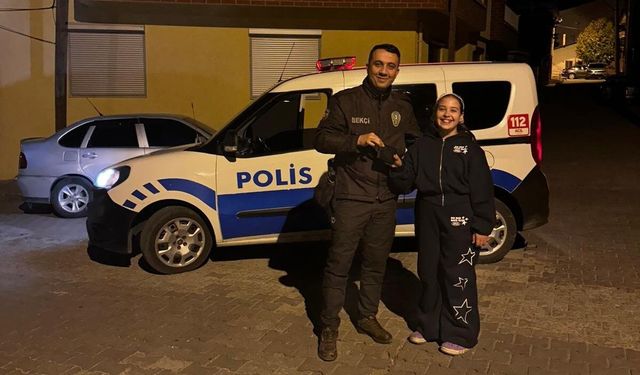 Gediz’de 11 yaşındaki Eslem’den dürüstlük dersi: Bulduğu cüzdanı teslim etti