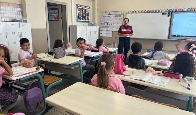 Jandarma ekipleri okulda öğrencileri bilgilendirdi