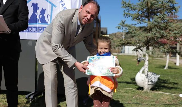 Kütahya’da Hayvanları Koruma Günü’nde öğrenciler, sokak hayvanlarıyla buluştu