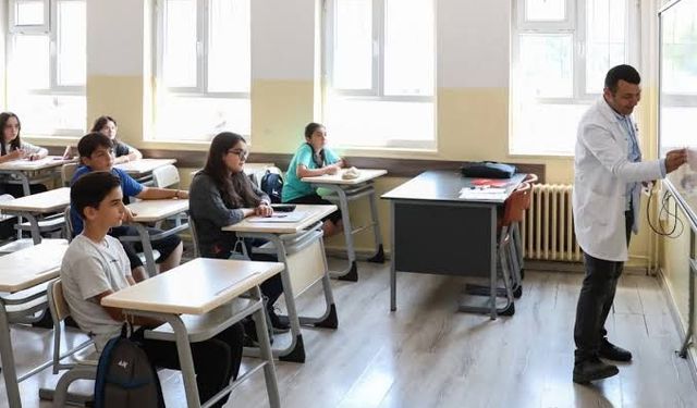 Kaç gün devamsızlık sınıfta bırakır? Lise ve ortaokul için kurallar farklılık gösteriyor