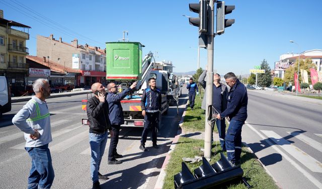 Tavşanlı'da yoğun trafik bölgesinde sinyalizasyon sistemi yenileniyor