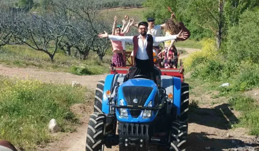 Ünlü şarkıcı köy ağası olup traktör kullandı