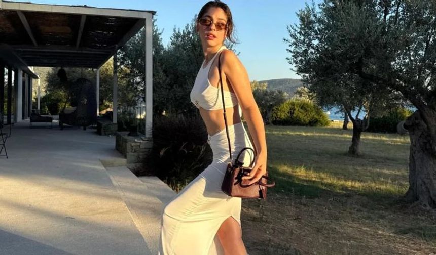Cemre Baysel'den Yunanistan Tatili: Anne-Kız Paylaşımı Sosyal Medyada Olay Oldu