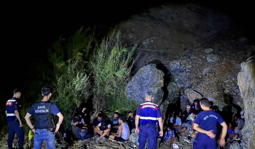 Marmaris’te Kaçak Göçmen Operasyonu: 22 Kişi Yakalandı