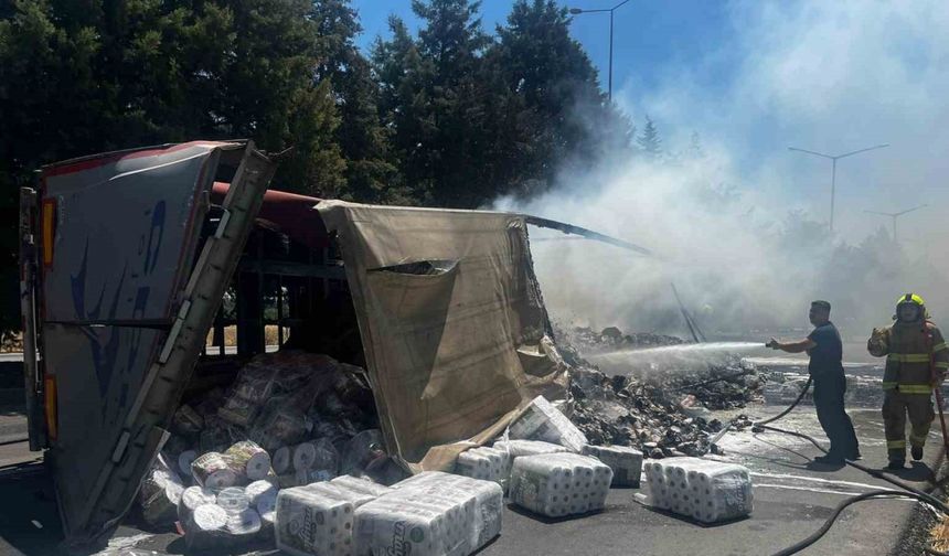Balıkesir’de Tır Kazası Ot Yangınına Neden Oldu