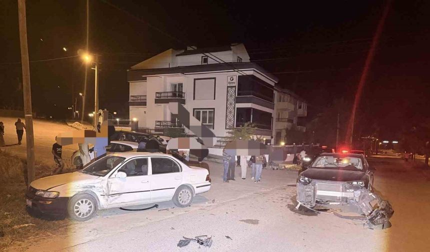 Otomobil Kazasında 3 Kişi Yaralandı