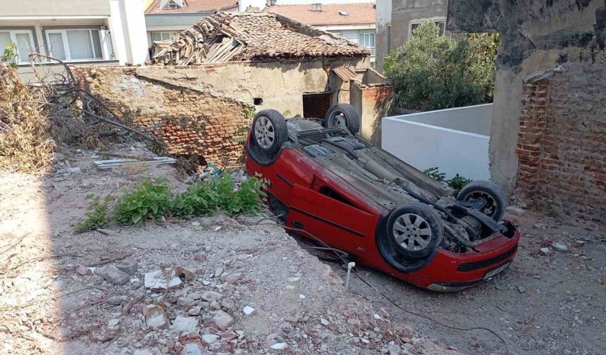 Park etmeye çalışırken takla atan araç arsaya düştü