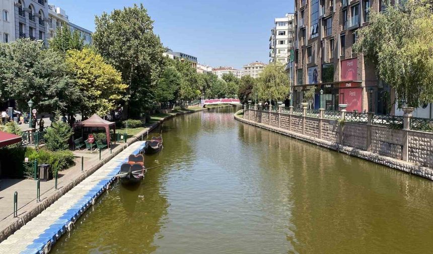 Kütahyalıların uğrak noktası Porsuk Çayı’nın rengi yeşile döndü