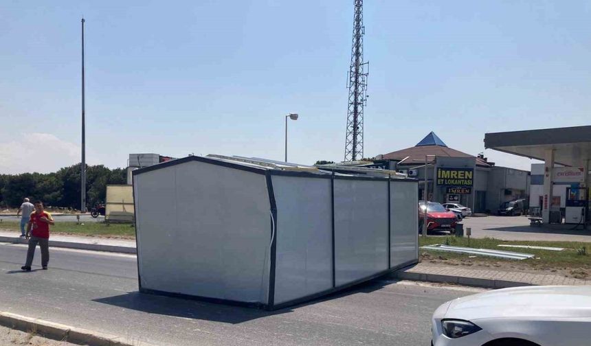 Tırdan düşen konteyner trafiği aksattı