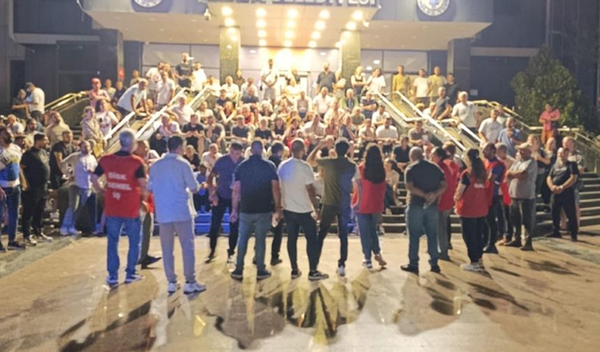 Maaşlarını Alamayan İşçiler Belediye Binasını İşgal Etti