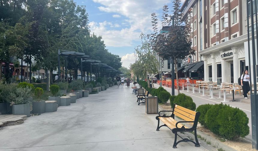 Kütahya’nın Kafeler Caddesi’ndeki Banklar Dökülüyor